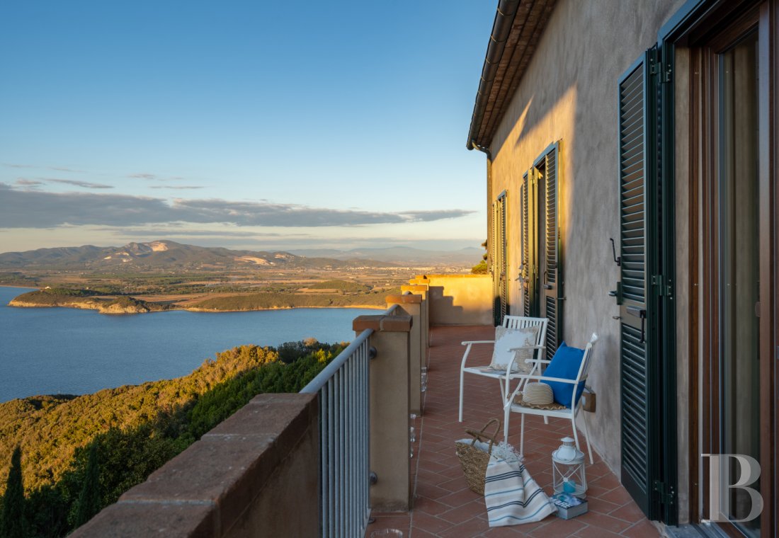 A vast apartment overlooking the sea from an ancient Etruscan city in Tuscany  - photo  n°5